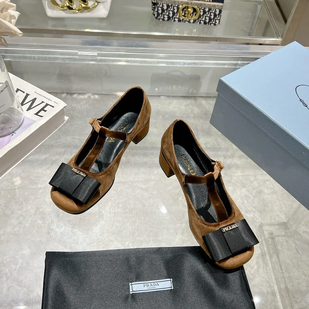 👟👟Ex-factory price 540👟👟 Prada 25ss early spring new model 🌟 Recommended by major bloggers in Xiaohongshu, showing classic charm. Injection-molded leather outsole, imported mixed-breed sheep lining. These velvet-textured pumps combine elegance with modern sophistication, and the delicate bow adds a romantic touch. The upper is decorated with grosgrain bow and metal buckle. Metal letter logo. Decorated with metal letter logo. Velvet texture covered heel with height 4.5cm. Size: 35 to 40 (41 is custom-made and cannot be returned or exchanged)